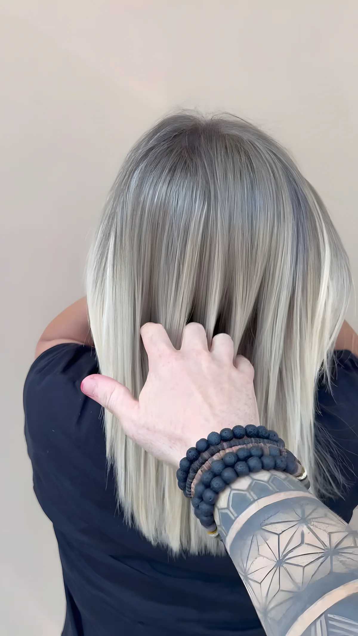 Biondo sfumato con tecnica airtouch, visto da dietro